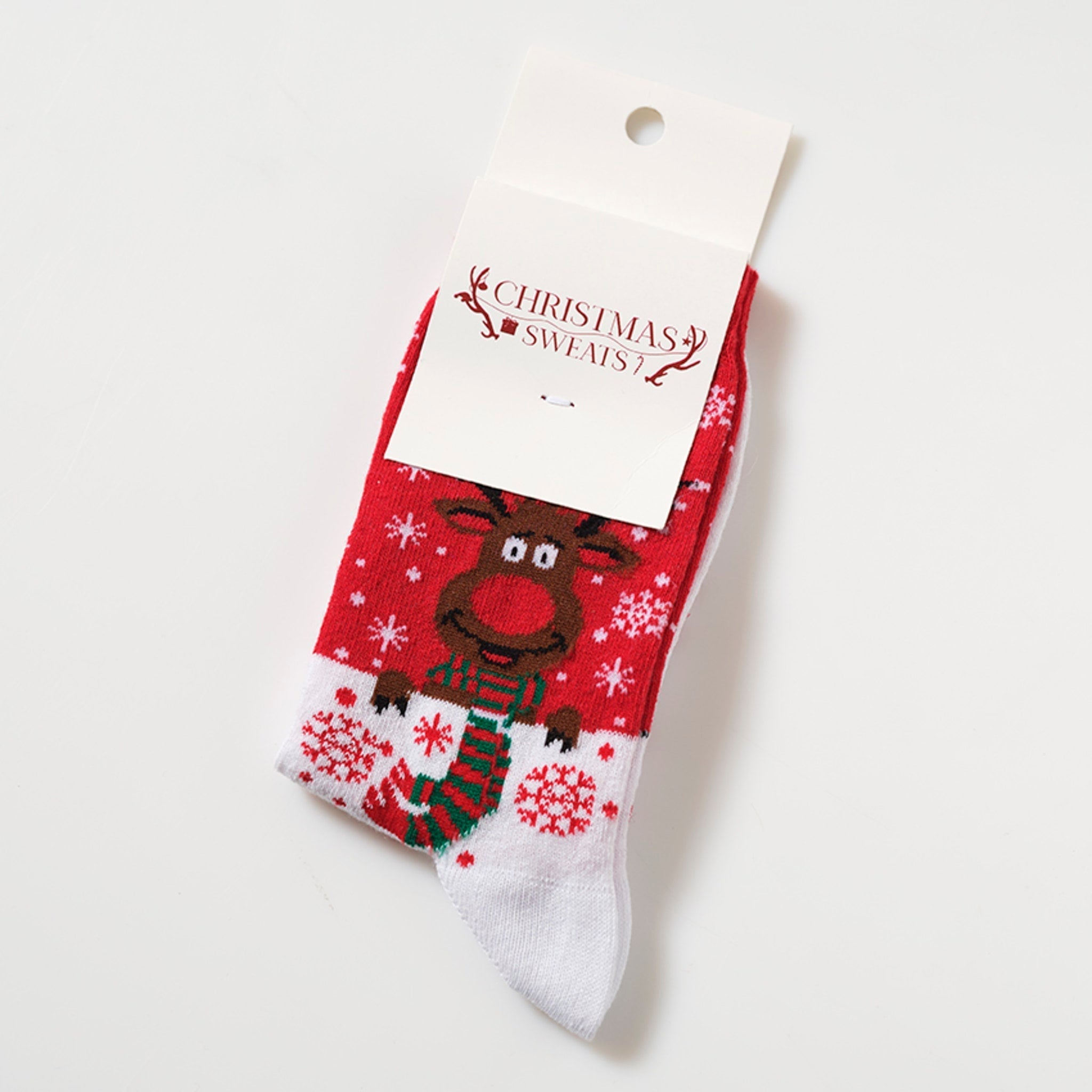 Ein Paar rote Weihnachtssocken mit Rudolph drauf.